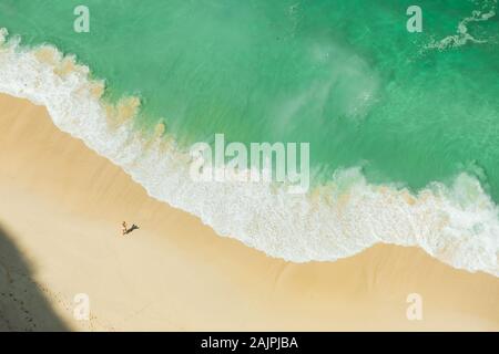 BALI, INDONÉSIE - 19 décembre 2019 : Woman relaxing on tropical beach sable blanc propre Banque D'Images