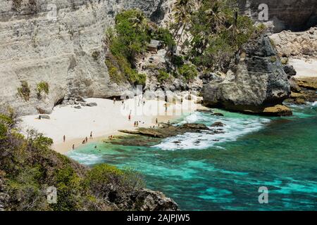 BALI, INDONÉSIE - 19 décembre 2019 : Diamond beach tropical à distance Banque D'Images