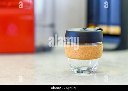 Tasse à café en verre réutilisables dans la cuisine. Concept zéro déchet. Apportez votre propre tasse à emporter. Banque D'Images