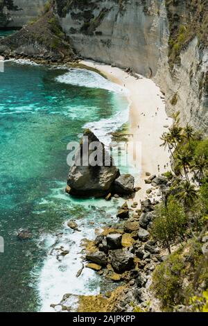 BALI, INDONÉSIE - 19 décembre 2019 : le rocher au milieu de Diamond Beach Banque D'Images