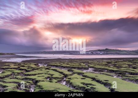 Appledore, North Devon, Angleterre. Après une nuit froide mais sèche dans le Nord du Devon, au lever du soleil, le nuage se brise et l'aube du ciel devient rose au picturesq Banque D'Images