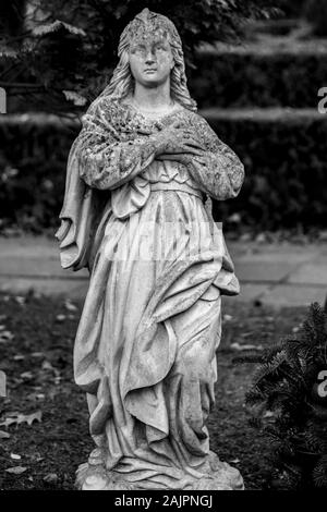 Friedhof de Tegel, Berlin, Allemagne - le 29 novembre 2018 : Statue d'une femme en deuil sur un cimetière allemand sur un jour d'hiver Banque D'Images