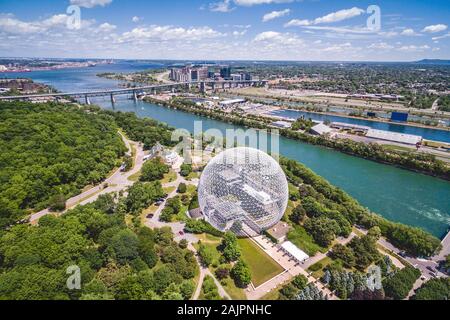 Vue aérienne de la ville de Montréal dont le dôme géodésique de la biosphère et du fleuve Saint-Laurent à Montréal, Québec, Canada. Banque D'Images