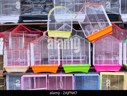 Vente vide les cages à oiseaux. Ils ont différentes couleurs et modèles. Photo a été prise à l'avant du magasin. Banque D'Images