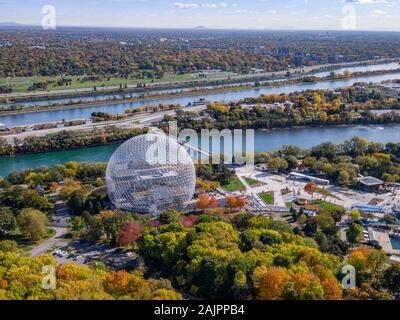 Vue aérienne de Montréal, Québec, Canada, montrant les arbres changent de couleur en automne. Banque D'Images