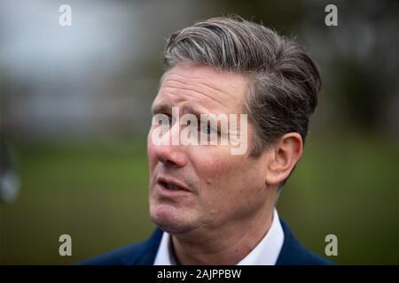 Keir Starmer député travailliste Sir parle aux médias lors d'une visite à Hampson Park et cafe de Stevenage, à la suite du lancement de sa campagne pour succéder à Jeremy Corbyn comme chef du parti. Banque D'Images