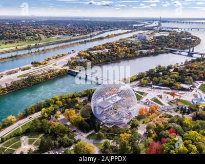 Vue aérienne de Montréal avec la Biosphère, musée de l'environnement et du fleuve Saint-Laurent dans la saison d'automne au Québec, Canada. Banque D'Images