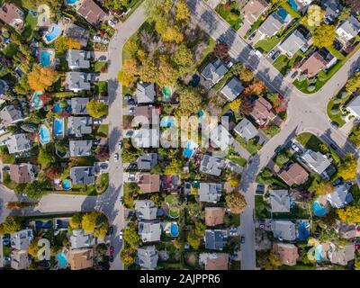 Vue d'en haut de l'antenne de quartier résidentiel, montrant les arbres changeant de couleur au cours de l'automne à Montréal, Québec, Canada. Banque D'Images