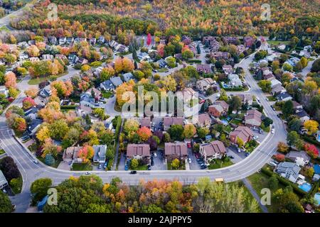 Quartier résidentiel de la banlieue de Montréal durant la saison d'automne au Québec, Canada, vue aérienne. Banque D'Images