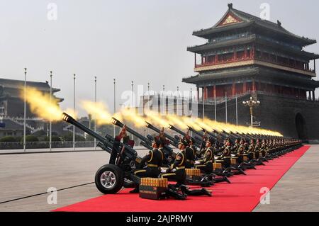 (200105) -- BEIJING, le 5 janvier 2020 (Xinhua) -- une salve cérémonie est organisée pour célébrer le 70e anniversaire de la fondation de la République populaire de Chine à Beijing, capitale de Chine, le 1er octobre 2019. (Xinhua/Wan Xiang) Banque D'Images