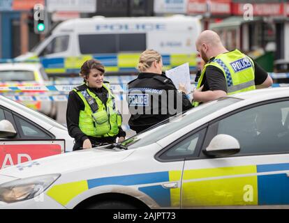 L'activité policière sur Staniforth Road à Sheffield après qu'un homme a été tué. PA Photo. Photo Date : Dimanche 5 janvier 2020. A 28 ans, est dans un état critique à l'hôpital après avoir été tourné à Sheffield. Les services d'urgence ont été appelés à l'Staniforth Road de la ville juste avant 17:00 heures le samedi. South Yorkshire Police a déclaré que l'homme avait été blessé dans la partie supérieure du corps. Crédit photo doit se lire : Danny Lawson/PA Wire Banque D'Images