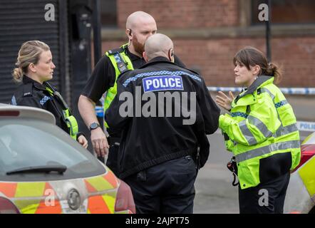 L'activité policière sur Staniforth Road à Sheffield après qu'un homme a été tué. PA Photo. Photo Date : Dimanche 5 janvier 2020. A 28 ans, est dans un état critique à l'hôpital après avoir été tourné à Sheffield. Les services d'urgence ont été appelés à l'Staniforth Road de la ville juste avant 17:00 heures le samedi. South Yorkshire Police a déclaré que l'homme avait été blessé dans la partie supérieure du corps. Crédit photo doit se lire : Danny Lawson/PA Wire Banque D'Images