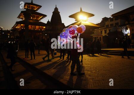 Kathmandu, Népal. 5Th Jan, 2020. Un enfant vend des ballons pour les clients à Kathmandu, Népal le Dimanche, Janvier 5, 2020. Credit : Skanda Gautam/ZUMA/Alamy Fil Live News Banque D'Images