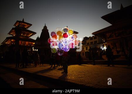 Kathmandu, Népal. 5Th Jan, 2020. Un enfant vend des ballons pour les clients à Kathmandu, Népal le Dimanche, Janvier 5, 2020. Credit : Skanda Gautam/ZUMA/Alamy Fil Live News Banque D'Images