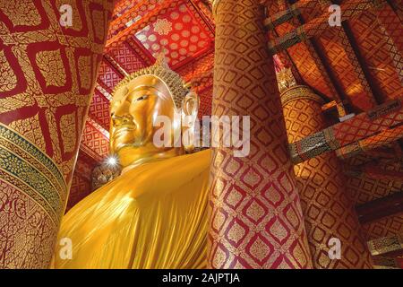 La statue du Grand Bouddha nommé Luang Pho Tho dans Wat Phananchoeng Worawihan, Ayuthaya, Thaïlande. Banque D'Images