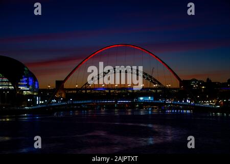 Newcastle et Gateshead Quayside le soir Banque D'Images