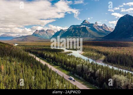 Vue aérienne du parc national Banff au cours de l'été, Rocheuses canadiennes, l'Alberta, Canada. Banque D'Images