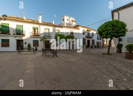 Vue sur la rue typique avec des maisons blanches à Ronda, Andalousie Banque D'Images