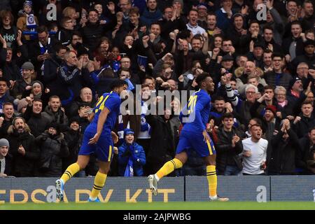 Londres, Royaume-Uni. 05Th Jan, 2020. Julien Hudson-Odoi de Chelsea (20) célèbre avec James Reece de Chelsea (L) après avoir marqué son premier but de l'équipe.L'unis en FA Cup, 3ème tour, Chelsea v Nottingham Forest à Stamford Bridge à Londres le dimanche 5 janvier 2020. Ce droit ne peut être utilisé qu'à des fins rédactionnelles. Usage éditorial uniquement, licence requise pour un usage commercial. Aucune utilisation de pari, de jeux ou d'un seul club/ligue/dvd publications. pic par Steffan Bowen/ Crédit : Andrew Orchard la photographie de sport/Alamy Live News Banque D'Images