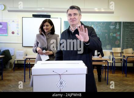 Zagreb, Croatie. 05Th Jan, 2020. Candidat à l'élection présidentielle croate et de l'ancien Premier Ministre Zoran Milanovic, accompagné de son épouse Sanja Music Milanovic, jette son bulletin de vote au deuxième tour de l'élection présidentielle à Zagreb, capitale de la Croatie, le 5 janvier 2020. Les électeurs croates ont commencé à voter à l'écoulement de l'élection présidentielle à 7 h, heure locale (0600 GMT) le dimanche. Plus de 3,8 millions d'électeurs vont choisir leur président pour les cinq prochaines années entre le président sortant et l'ancien premier Kolinda Grabar-Kitarovic Ministère Crédit : Xinhua/UN Banque D'Images
