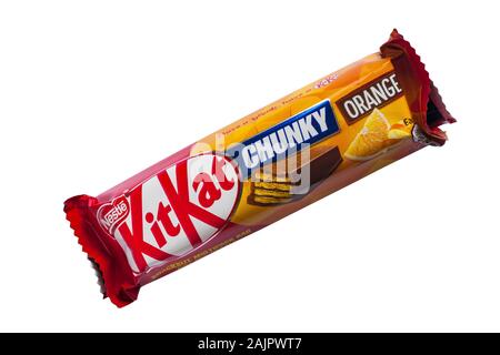 KitKat chunky Nestle chocolat orange isolé sur fond blanc - croustillant de doigt recouvert de plaques de chocolat au lait à l'orange - kit kat Banque D'Images