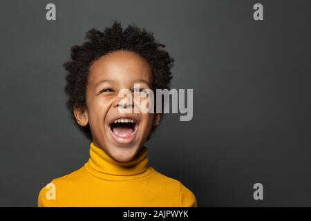 Petit garçon enfant noir de rire. Closeup portrait Banque D'Images