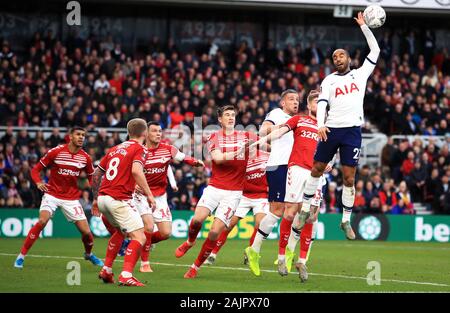 Tottenham Hotspur est Lucas Moura (à droite) défis pour la balle au cours de la FA Cup troisième ronde correspondent au stade Riverside, Middlesbrough. Banque D'Images