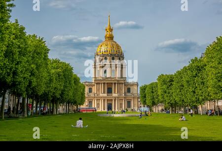 France, Paris. Chapelle Saint Louis des Invalides (les funérailles de Napoléon place) et de pelouse verte et de repos des gens Banque D'Images