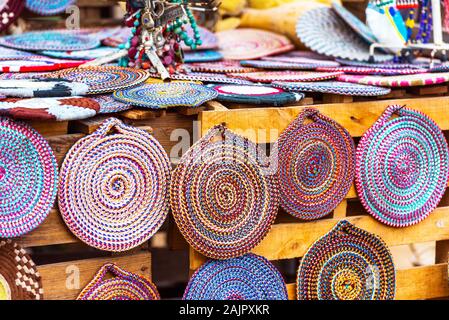 Sous-verres en osier dans une boutique de souvenirs, le Maroc. Avec selective focus Banque D'Images