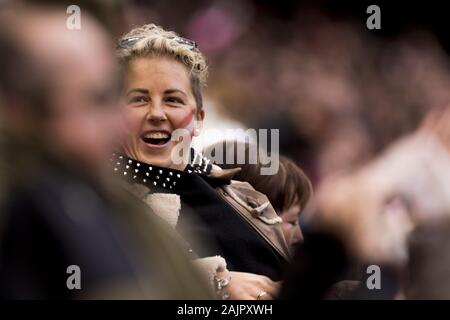 Bilbao, Pays Basque, Espagne. 5Th Jan, 2020. Dame souriant pendant le jeu entre l'Athletic Bilbao et le FC Barcelone au stade San Mames de Bilbao. Dimanche, Janvier 5, 2020. Credit : Edu del Fresno/ZUMA/Alamy Fil Live News Banque D'Images