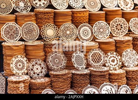 Souvenirs en bois sur le marché local, Fès, Maroc Banque D'Images