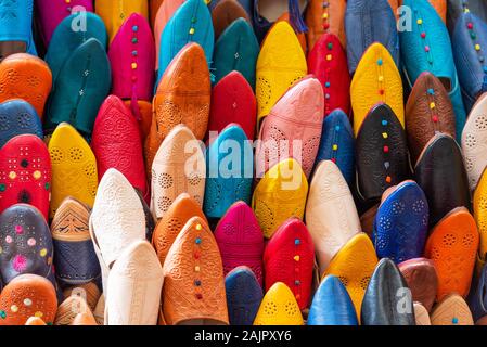 Chaussons marocains dynamiques traditionnelles - "babouches" sur le marché à Fez, Maroc Banque D'Images