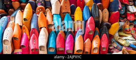 Chaussons marocains dynamiques traditionnelles - "babouches" sur le marché à Fez, Maroc Banque D'Images