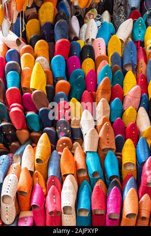 Chaussons marocains dynamiques traditionnelles - "babouches" sur le marché à Fès, au Maroc. La verticale Banque D'Images