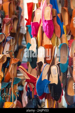 Chaussons marocains dynamiques traditionnelles - "babouches" sur le marché à Fès, au Maroc. La verticale Banque D'Images