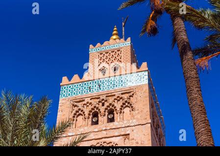 Mosquée de Koutoubia sur fond de ciel bleu, Marrakech, Maroc. Isolé sur fond bleu Banque D'Images