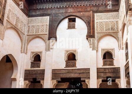 Fes, Maroc - 12 novembre 2019 : Intérieur de Al-Attarine Madrasa islamique (Centre de formation) Banque D'Images