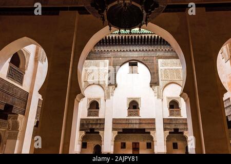 Fes, Maroc - 12 novembre 2019 : Intérieur de Al-Attarine Madrasa islamique (Centre de formation) Banque D'Images