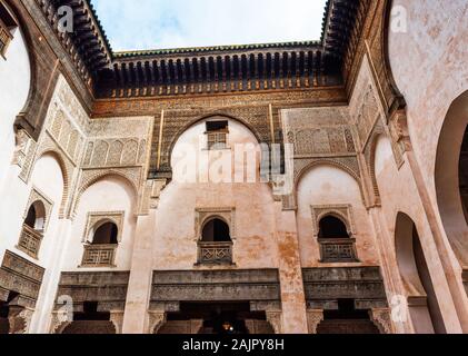 Fes, Maroc - 12 novembre 2019 : Intérieur de Al-Attarine Madrasa islamique (Centre de formation) Banque D'Images