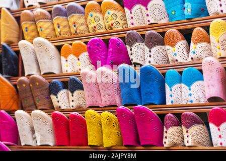 Chaussons marocains dynamiques traditionnelles - "babouches" sur le marché à Fez, Maroc Banque D'Images