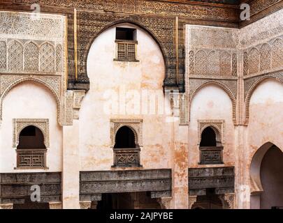 Fes, Maroc - 12 novembre 2019 : Intérieur de Al-Attarine Madrasa islamique (Centre de formation) Banque D'Images