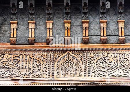 Murs décoratifs sculptés dans un style oriental dans la ville de Fes, Maroc Banque D'Images