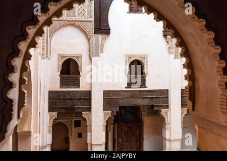 Fes, Maroc - 12 novembre 2019 : Intérieur de Al-Attarine Madrasa islamique (Centre de formation) Banque D'Images