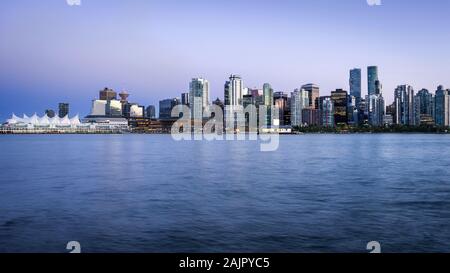 Au crépuscule sur la ville de Vancouver à Vancouver, Colombie-Britannique, Canada. Banque D'Images