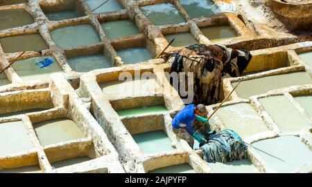 Fes, Maroc - 12 novembre 2019 : Dye réservoirs et cuves dans la tannerie traditionnelle de ville Banque D'Images