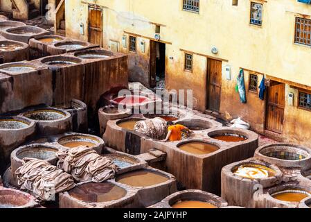 Réservoirs et cuves de teinture en tannerie traditionnelle de ville de Fès, Maroc Banque D'Images