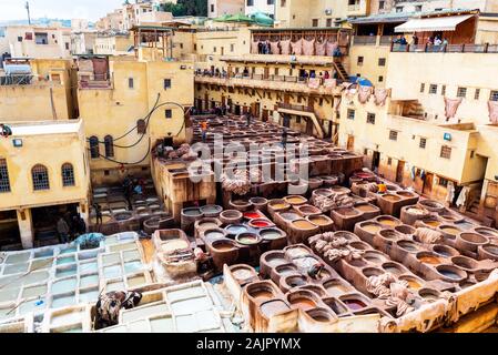 Fes, Maroc - 12 novembre 2019 : tannerie traditionnelle dans l'ancienne médina Banque D'Images