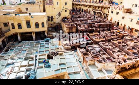 Fes, Maroc - 12 novembre 2019 : Dye réservoirs et cuves dans la tannerie traditionnelle de ville Banque D'Images