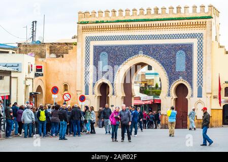 Fes, Maroc - 12 novembre 2019 : foule de touristes près de la porte de Bab Bou Jeloud Gate (La Porte Bleue) Banque D'Images