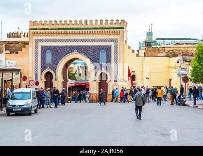 Fes, Maroc - 12 novembre 2019 : foule de touristes près de la porte de Bab Bou Jeloud Gate (La Porte Bleue) Banque D'Images